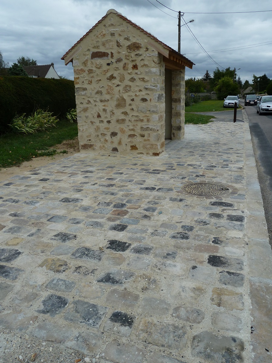Réfection d'un trottoir en pavés grès de récupération